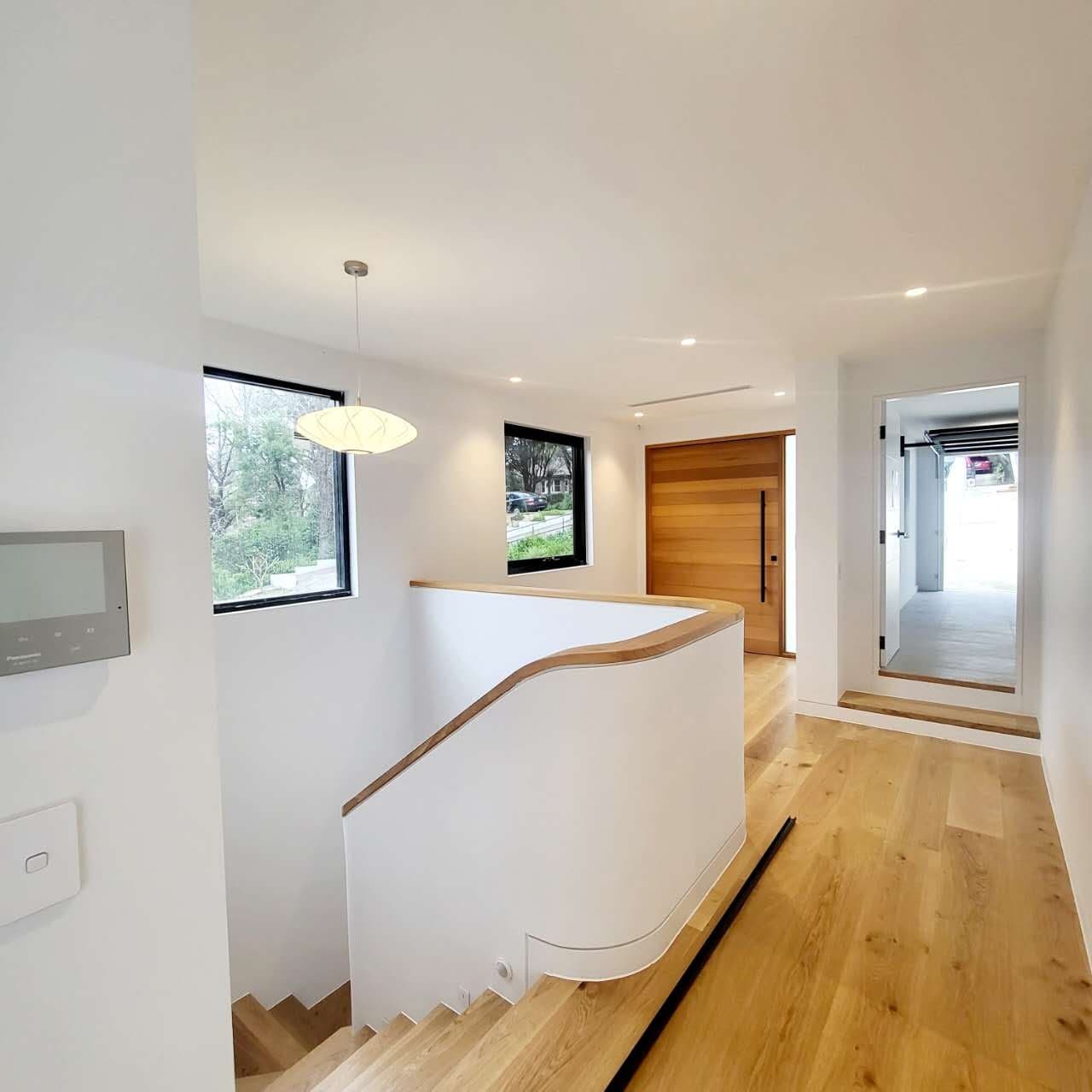 Entrance hall with curved wall